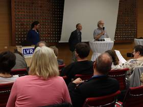 Rolf Kohn, Sprecher der linken Fraktion im LWL und Jürgen Zierus Vorsitzender der LVR-Fraktion, eröffnen die Konferenz