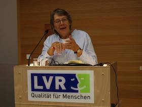 Ulrike Detjen, Vorsitzende der linken LVR-Fraktion, beantwortet Fragen der Teilnehmer*innen