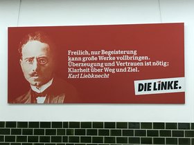 Das Foto zeigt ein Bild von Karl-Liebknecht in der Parteizentrale der LINKEN mit einem Zitat von ihm